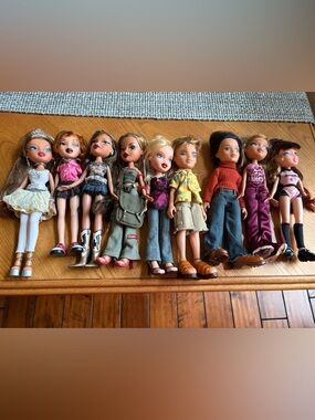 9 BRATZ Dolls